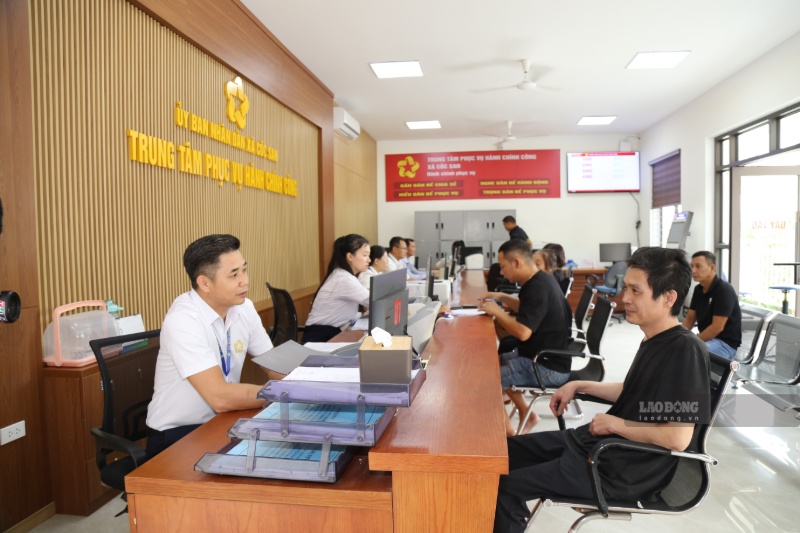 Mô hình một cửa cộng đồng lưu động góp phần nâng cao chất lượng phục vụ người dân tại xã vùng cao Cốc San, tỉnh Lào Cai. Ảnh: Đinh Đại