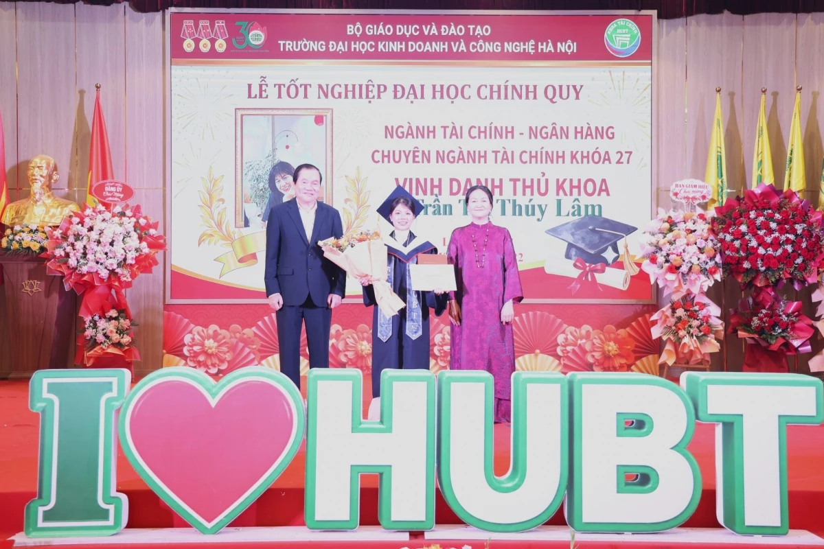 HUBT: 209 tân cử nhân ngành Tài chính - Ngân hàng, chuyên ngành Tài chính, chính thức tốt nghiệp HUBT: 209 tân cử nhân ngành Tài chính - Ngân hàng, chuyên ngành Tài chính, chính thức tốt nghiệp