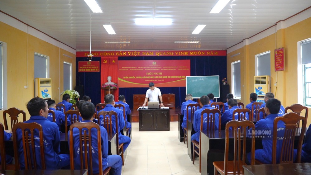 Lớp học xóa mù chữ cho học viên đang tham gia điều trị, phục hồi tại Cơ sở cai nghiện ma túy số 2