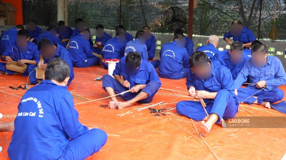 Các học viên tham gia lớp học mây tre đan