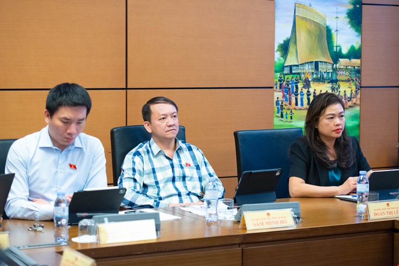 Quang cảnh phiên thảo luận tại Tổ 13. Ảnh: Media Quốc hội