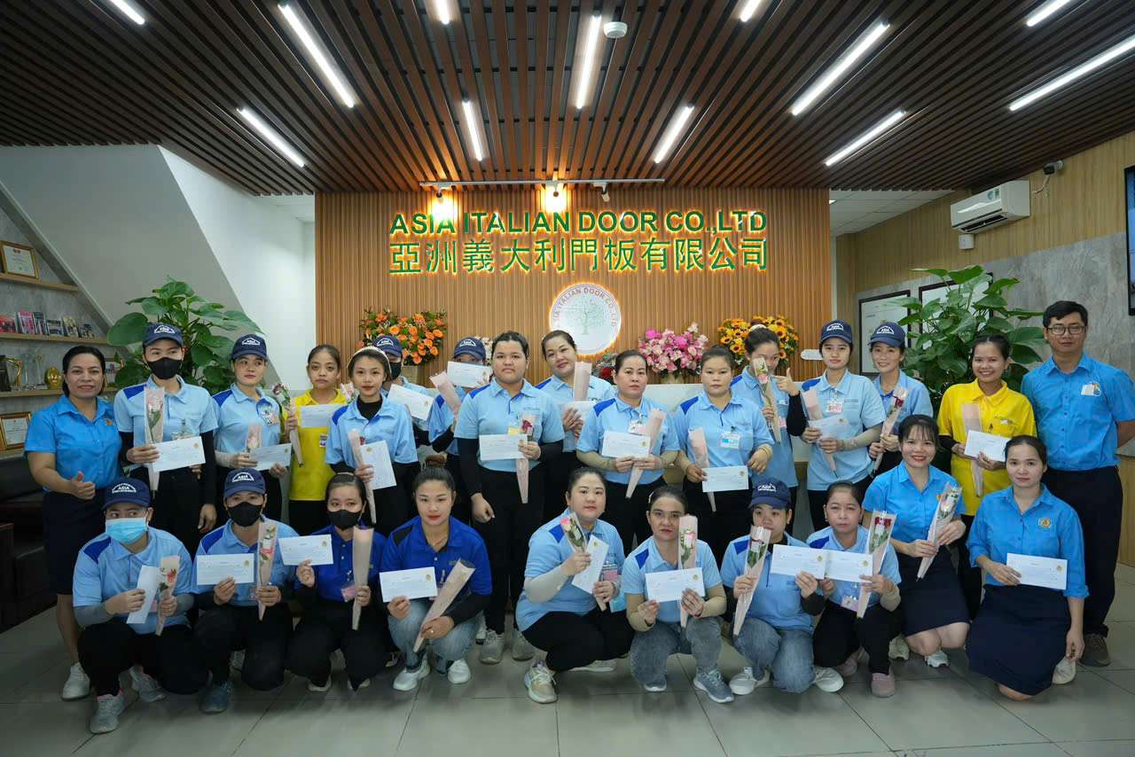 CĐCS tặng hoa và tôn vinh lao động nữ. Ảnh: CĐCS cung cấp