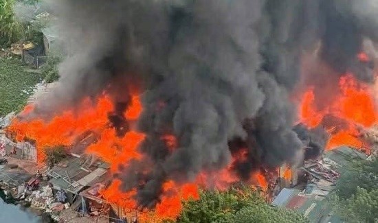 Cháy dãy nhà trọ tự phát ở Hà Nội, khói đen bốc lên cuồn cuộn