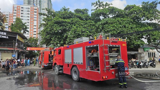 Lực lượng chức năng dập tắt nhanh đám cháy tại ngõ 67 Phùng Khoang. Ảnh: Minh Hạnh