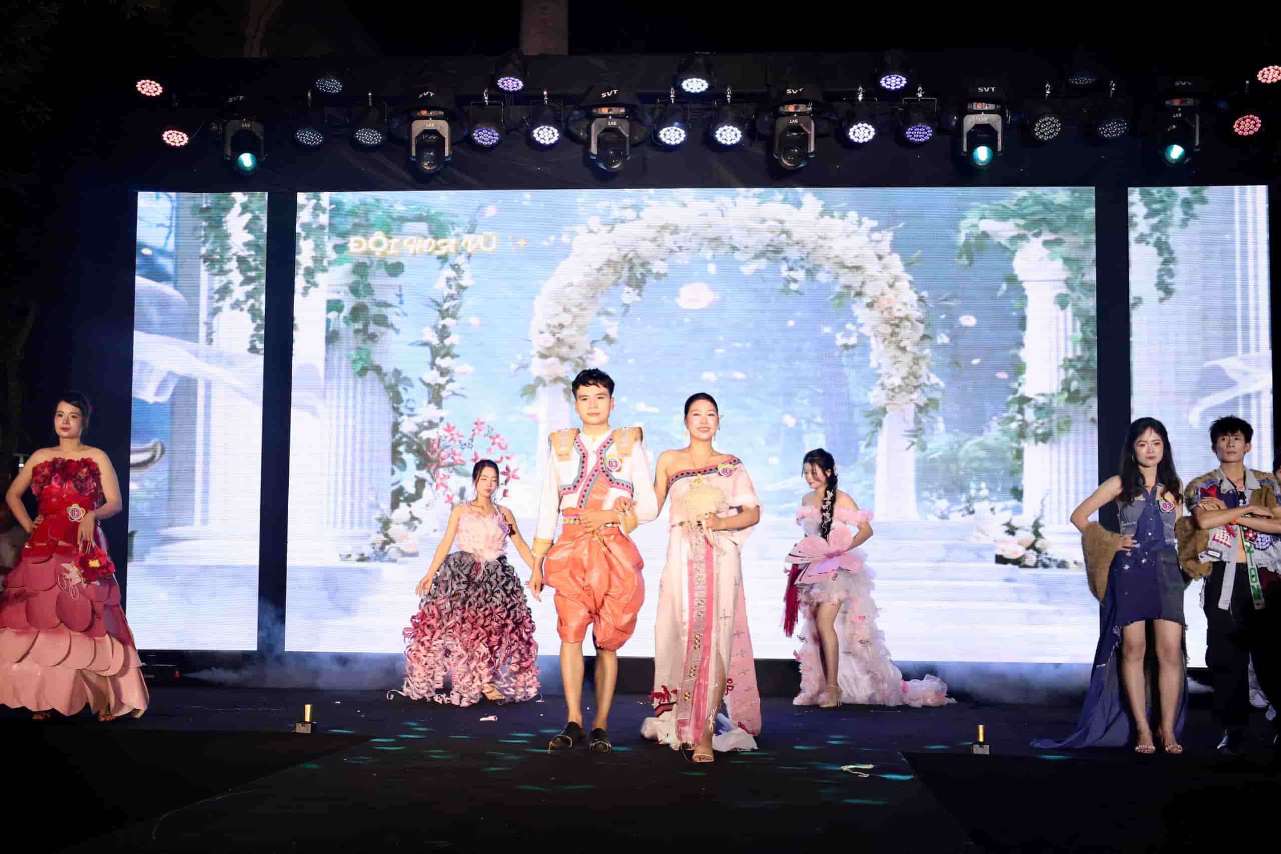 Tiết mục biểu diễn tại Hội thi thời trang. Ảnh: Quyết Chiến.