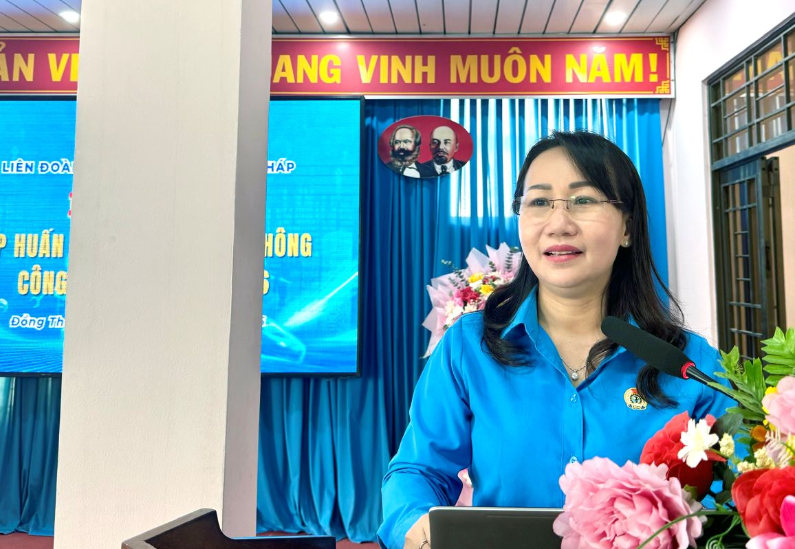 Phó Chủ tịch LĐLĐ tỉnh Đồng Tháp Ngô Thị Thùy Trang phát biểu khai mạc buổi tập huấn kỹ năng truyền thông số tại điểm cầu trực tiếp. Ảnh: LĐLĐ tỉnh Đồng Tháp