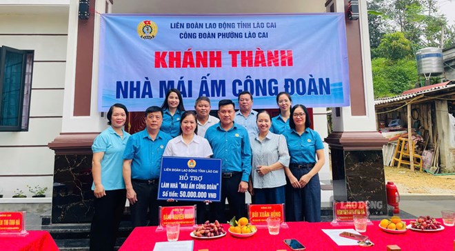 Trao 50 triệu đồng giúp nữ đoàn viên mắc ung thư xây “Mái ấm Công đoàn”