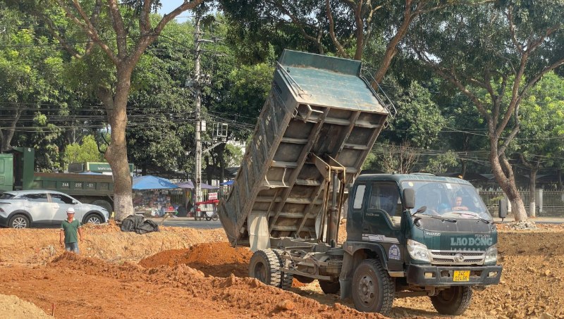 Dự án hoàn thiện mặt bằng và hạ tầng kỹ thuật dọc đường Chiềng On, phường Cam Đường đang được triển khai. Ảnh: Đinh Đại