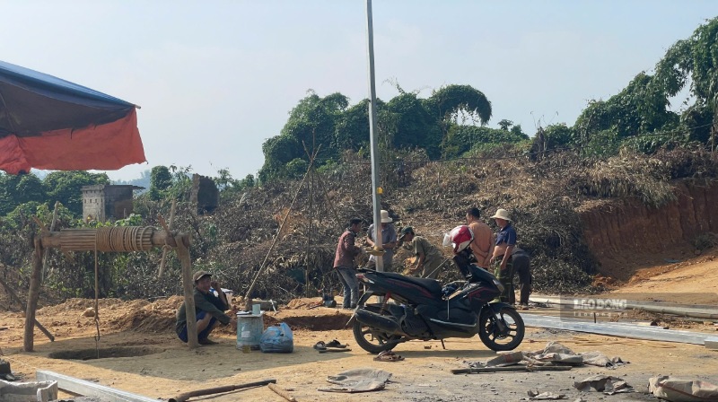 Công nhân tập trung thi công các hạng mục hạ tầng tại khu vực dự án. Ảnh: Đinh Đại