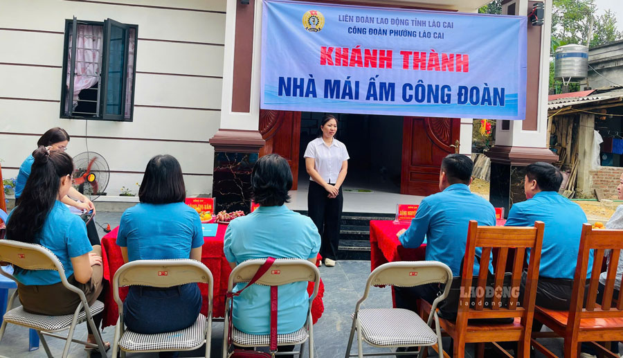 Quang cảnh chương trình trao hỗ trợ Nhà “Mái ấm công đoàn” cho gia đình đoàn viên Lương Thị Lệ. Ảnh: Phương Thảo