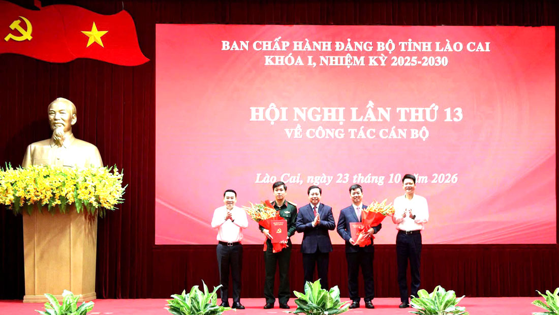 Thường trực Tỉnh ủy trao quyết định cho các cán bộ. Ảnh: Cổng TTĐT Lào Cai