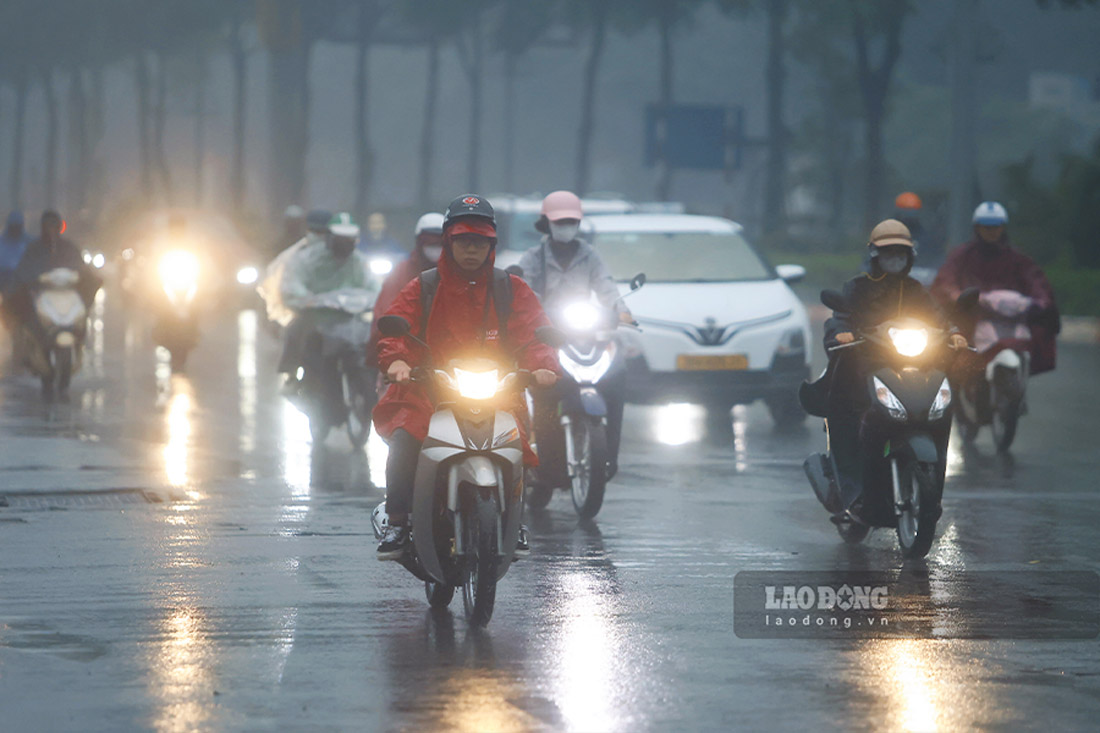 Không khí lạnh yếu tác động có thể gây mưa rào và dông rải rác. Ảnh: Dương Anh
