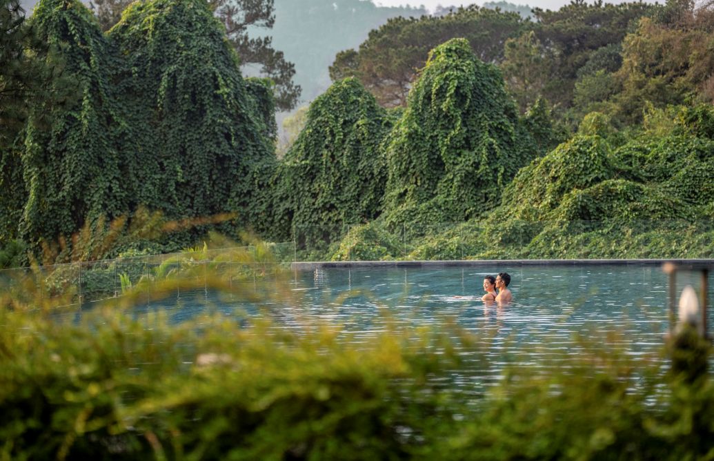 Rừng thông lâu năm cùng địa hình thung lũng tạo nên bối cảnh thiên nhiên đặc trưng cho những trải nghiệm chăm sóc sức khỏe tại Thanh Xuan Valley. Ảnh: BIM