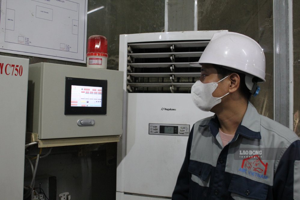 Anh Vũ Bình Trọng - Phó phòng Điều hành sản xuất Công ty Cổ phần ABC Việt Nam, luôn chủ động tìm tòi, cải tiến quy trình. Ảnh: Mai Hương