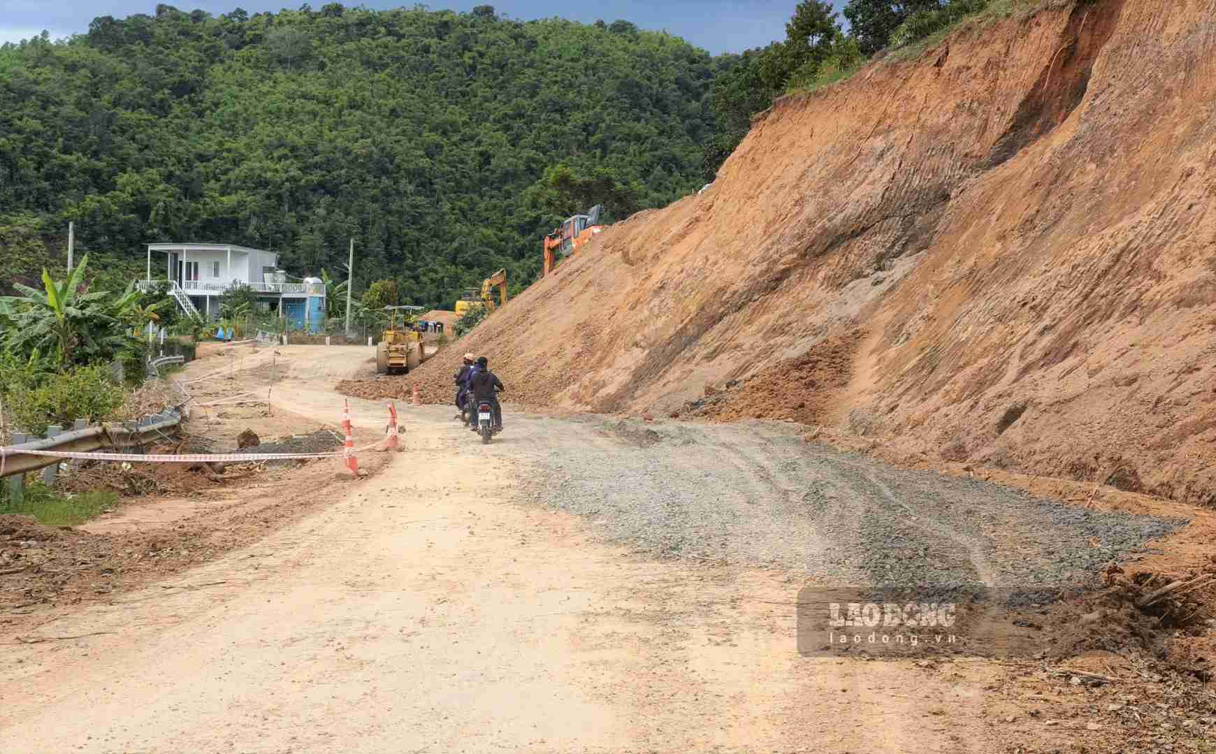 Quốc lộ 28, đoạn giáp ranh giữa xã Phúc Thọ Lâm Hà và xã Tà Đùng bị sạt trượt nghiêm trọng. Ảnh: Phúc Khánh (chụp ngày 28.10)