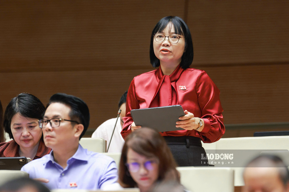 Đại biểu đề xuất dùng dữ liệu điện tử kiểm soát chuyển nhượng hợp đồng bất động sản. Ảnh: Hạo Thiên